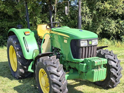 Schlepper / Traktor John Deere 5065E