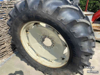 Räder, Reifen, Felgen & Distanzringe Barum 480/70R38 op International velgen