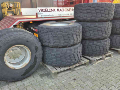 Räder, Reifen, Felgen & Distanzringe Michelin 525/65R20.5 Michelin XS op 10 gaats velg 20.5R20.5