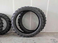 Räder, Reifen, Felgen & Distanzringe Alliance Voorband: Alliance 230/95R3, Achterband: Alliance 230/95R48