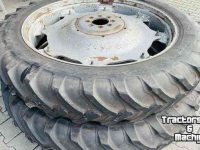 Räder, Reifen, Felgen & Distanzringe  Wielen met banden 12.4x46 op velg CNH set