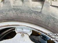 Räder, Reifen, Felgen & Distanzringe  Wielen met banden 12.4x46 op velg CNH set