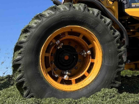Räder, Reifen, Felgen & Distanzringe  16.9R28 naast 20.5R25