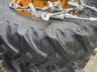 Räder, Reifen, Felgen & Distanzringe  16.9R28 naast 20.5R25