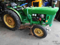 Obsttraktor John Deere 820 v