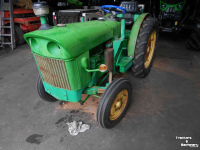 Obsttraktor John Deere 820 v