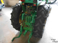 Obsttraktor John Deere 820 v