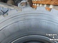 Räder, Reifen, Felgen & Distanzringe Michelin 335/80R20 Unimog banden op 8-gaats velg