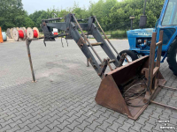 Frontlader  Robuuste voorlader met bak en balenprikker, MF