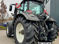 Schlepper / Traktoren Valtra Q245