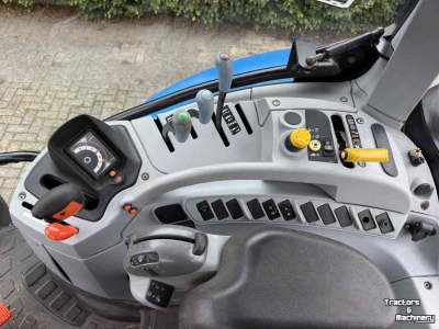 Schlepper / Traktor New Holland T6020