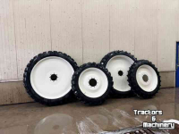 Räder, Reifen, Felgen & Distanzringe BKT 270/95 R54 + 270/95 R38 op velg 1.80m spoor