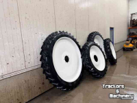 Räder, Reifen, Felgen & Distanzringe BKT 270/95 R54 + 270/95 R38 op velg 1.80m spoor